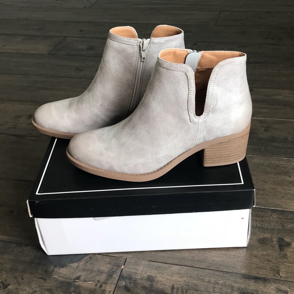Low stacked cut out oil distressed booties - Picture 2 of 4